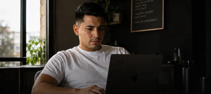 Persona trabajando con el Plan Estratégico Personal